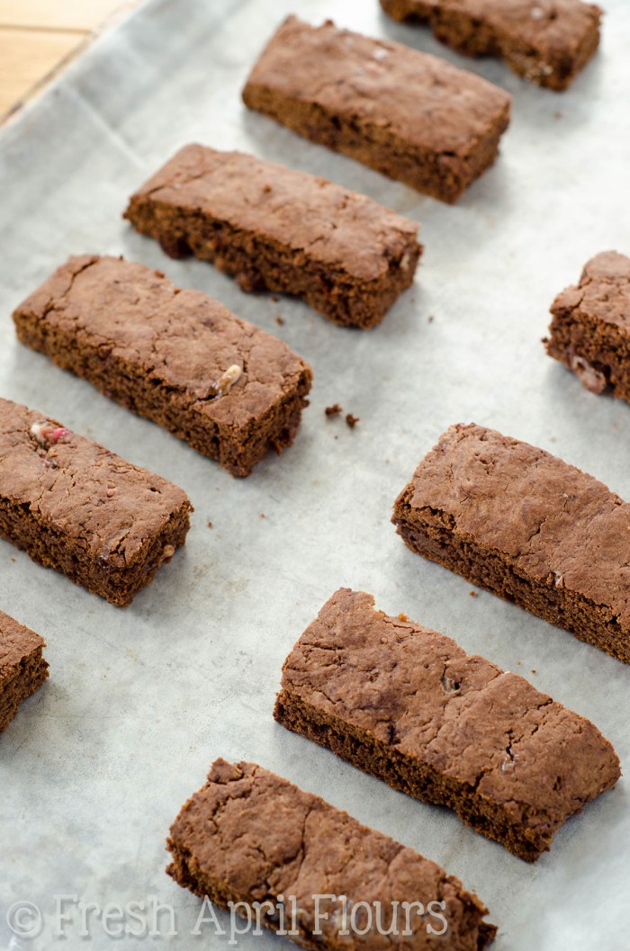 Biscotti de menta con chocolate: Biscotti de chocolate con sabor a menta y trozos de bastones de caramelo. Agrega un chorrito de chocolate blanco y unas cuantas gotas festivas y tendrás un pequeño postre alegre.