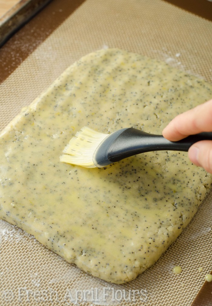 Bizcocho de semillas de amapola y limón: bizcochos brillantes y soleados con la cantidad perfecta de crujido en el exterior y un centro tierno y sabroso.