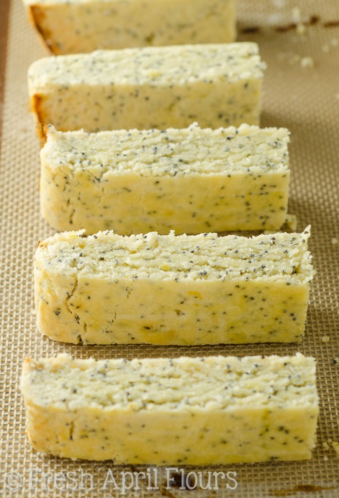 Bizcocho de semillas de amapola y limón: bizcochos brillantes y soleados con la cantidad perfecta de crujido en el exterior y un centro tierno y sabroso.