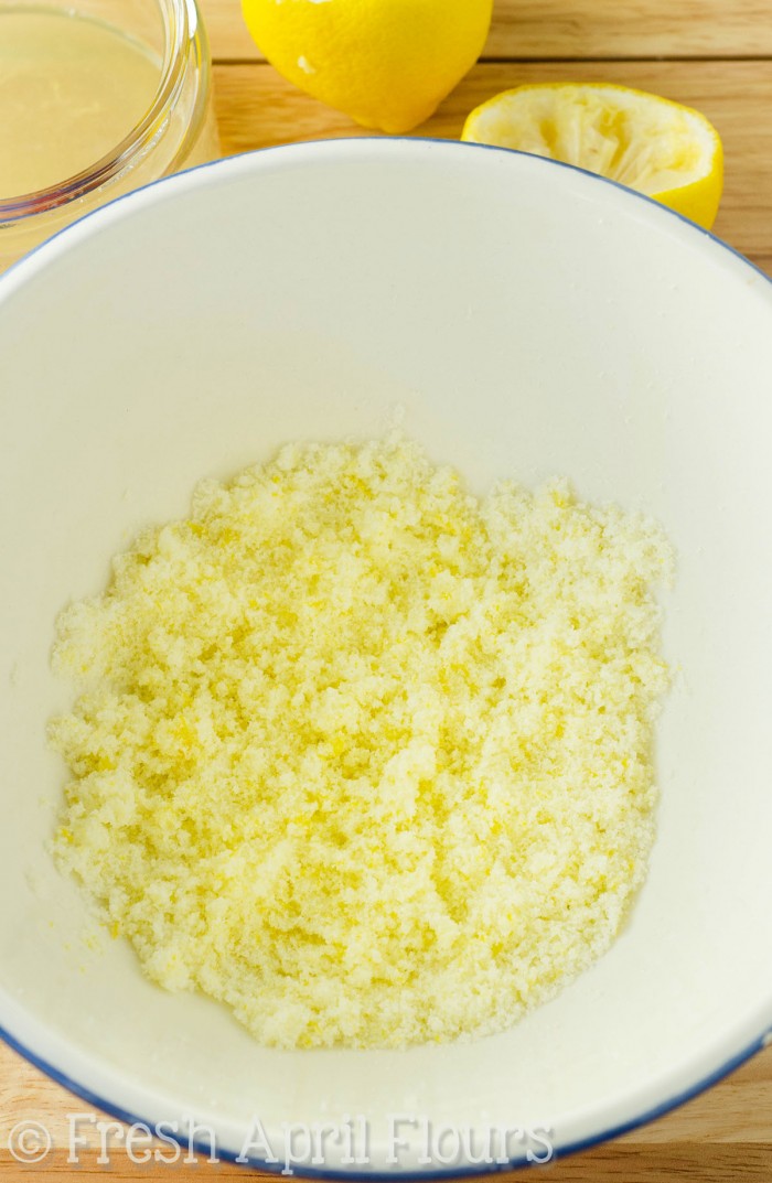 Bizcocho de semillas de amapola y limón: bizcochos brillantes y soleados con la cantidad perfecta de crujido en el exterior y un centro tierno y sabroso.