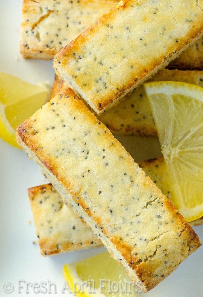 Bizcocho de semillas de amapola y limón: bizcochos brillantes y soleados con la cantidad perfecta de crujido en el exterior y un centro tierno y sabroso.