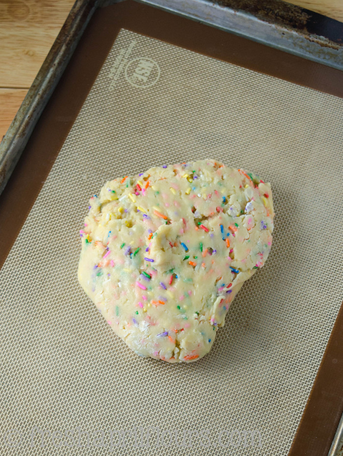 Biscotti Funfetti: Bizcochos crujientes rellenos de chispitas y bañados en chocolate blanco, perfectos para mojar en el café. Una fiesta en tu boca y tu taza!