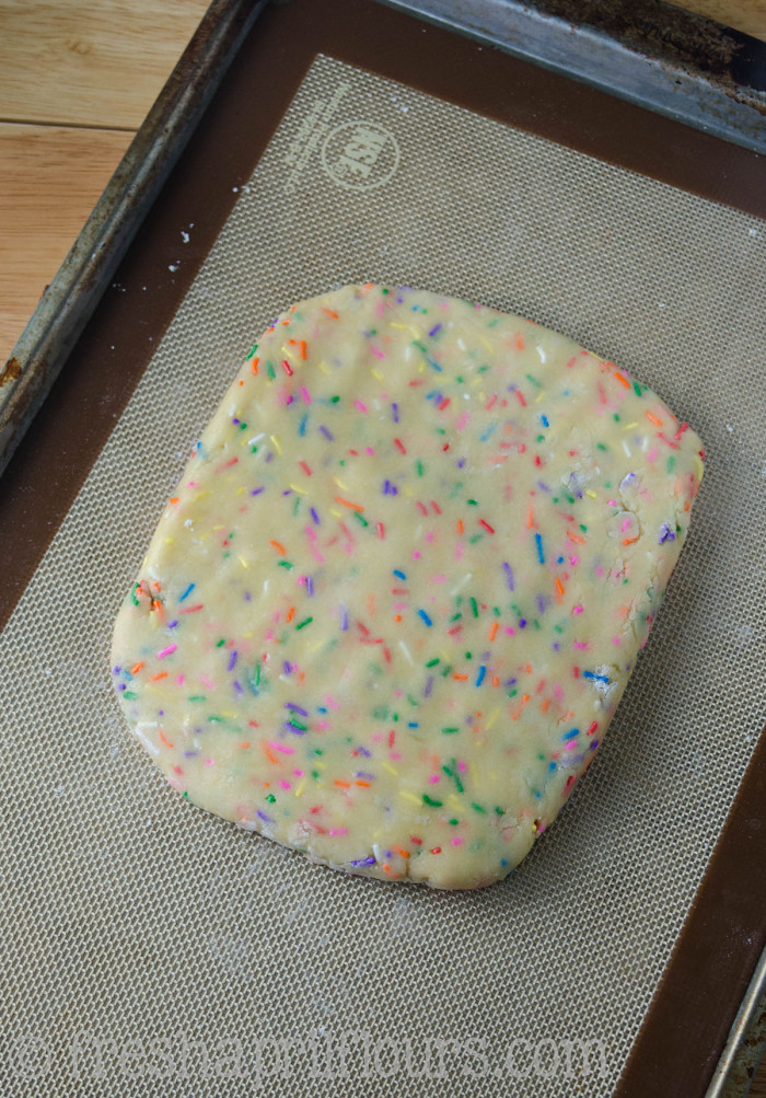 Biscotti Funfetti: Bizcochos crujientes rellenos de chispitas y bañados en chocolate blanco, perfectos para mojar en el café. Una fiesta en tu boca y tu taza!