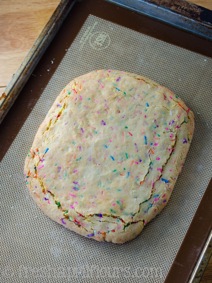 Biscotti Funfetti: Bizcochos crujientes rellenos de chispitas y bañados en chocolate blanco, perfectos para mojar en el café. Una fiesta en tu boca y tu taza!