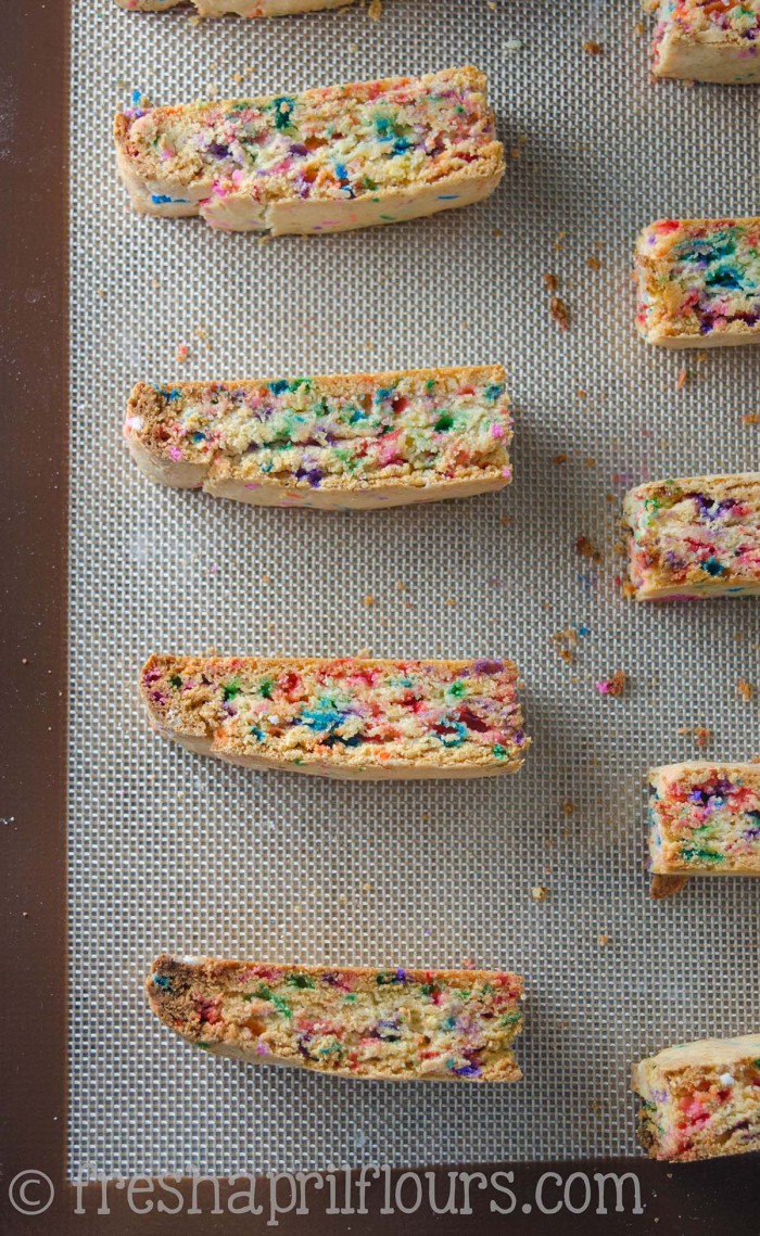 Biscotti Funfetti: Bizcochos crujientes rellenos de chispitas y bañados en chocolate blanco, perfectos para mojar en el café. Una fiesta en tu boca y tu taza!