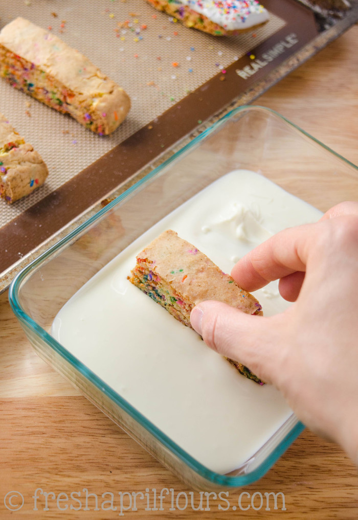 Biscotti Funfetti: Bizcochos crujientes rellenos de chispitas y bañados en chocolate blanco, perfectos para mojar en el café. Una fiesta en tu boca y tu taza!