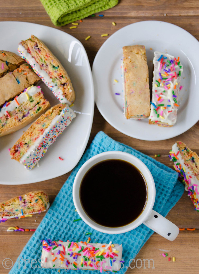 Biscotti Funfetti: Bizcochos crujientes rellenos de chispitas y bañados en chocolate blanco, perfectos para mojar en el café. Una fiesta en tu boca y tu taza!