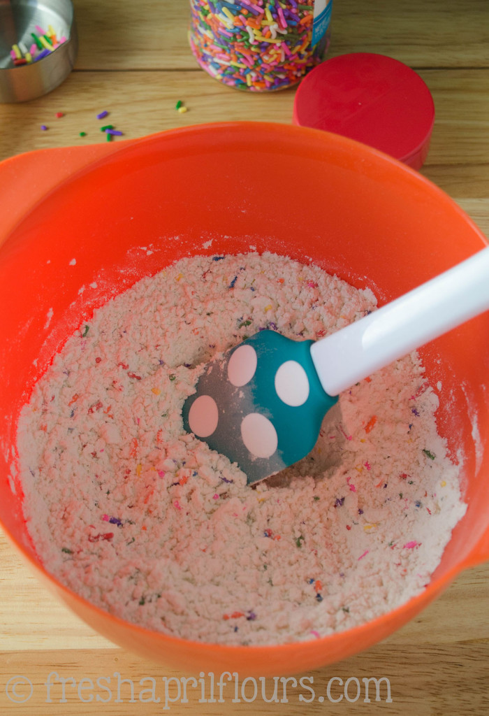 Biscotti Funfetti: Bizcochos crujientes rellenos de chispitas y bañados en chocolate blanco, perfectos para mojar en el café. Una fiesta en tu boca y tu taza!