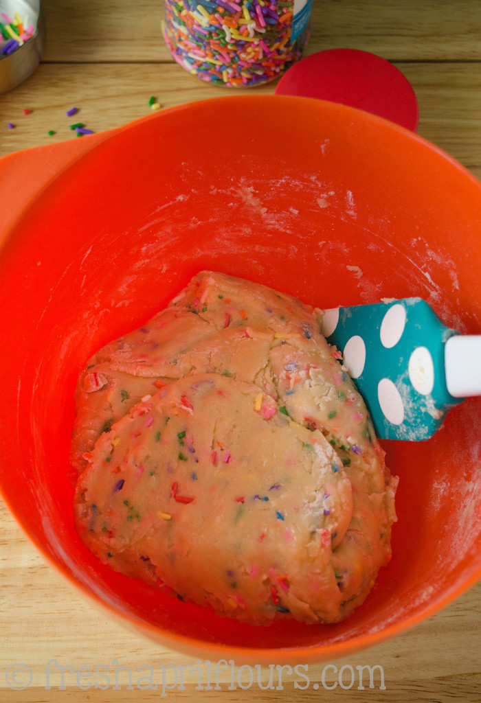 Biscotti Funfetti: Bizcochos crujientes rellenos de chispitas y bañados en chocolate blanco, perfectos para mojar en el café. Una fiesta en tu boca y tu taza!