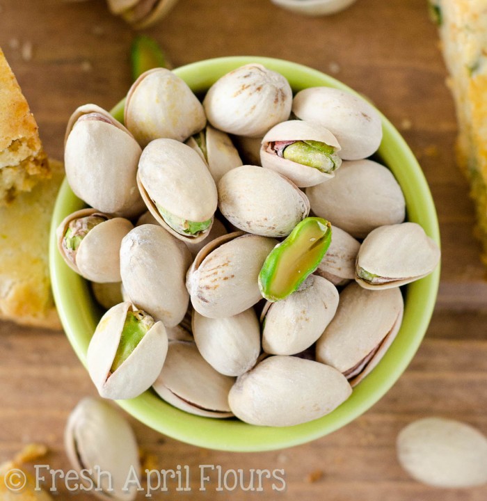 Bizcochos de chocolate blanco con pistachos: Biscotti crujientes salpicados de pistachos salados y trocitos de chocolate blanco cremoso.