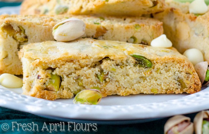 Bizcochos de chocolate blanco con pistachos: Biscotti crujientes salpicados de pistachos salados y trocitos de chocolate blanco cremoso.
