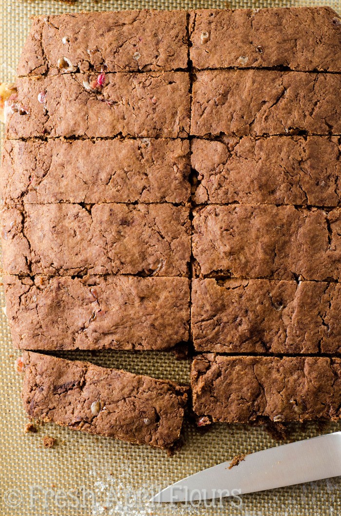 Biscotti de menta con chocolate: Biscotti de chocolate con sabor a menta y trozos de bastones de caramelo. Agrega un chorrito de chocolate blanco y unas cuantas gotas festivas y tendrás un pequeño postre alegre.