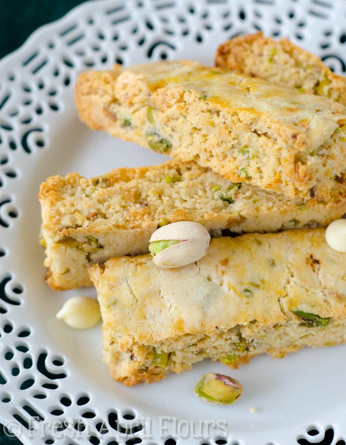 Bizcochos de chocolate blanco con pistachos: Biscotti crujientes salpicados de pistachos salados y trocitos de chocolate blanco cremoso.