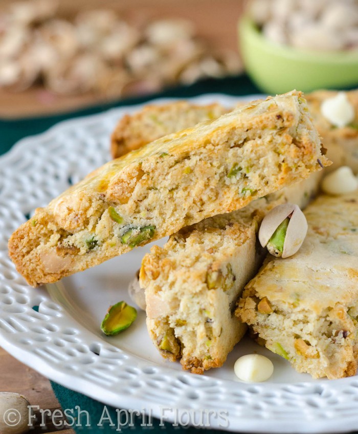 Bizcochos de chocolate blanco con pistachos: Biscotti crujientes salpicados de pistachos salados y trocitos de chocolate blanco cremoso.