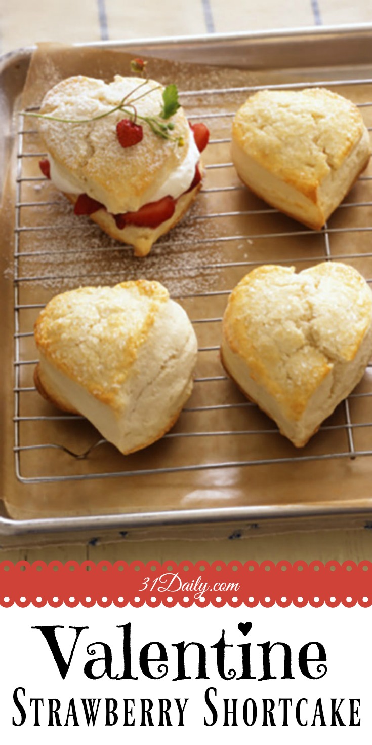 Shortcakes de fresa con forma de corazón de San Valentín | 31Daily.com