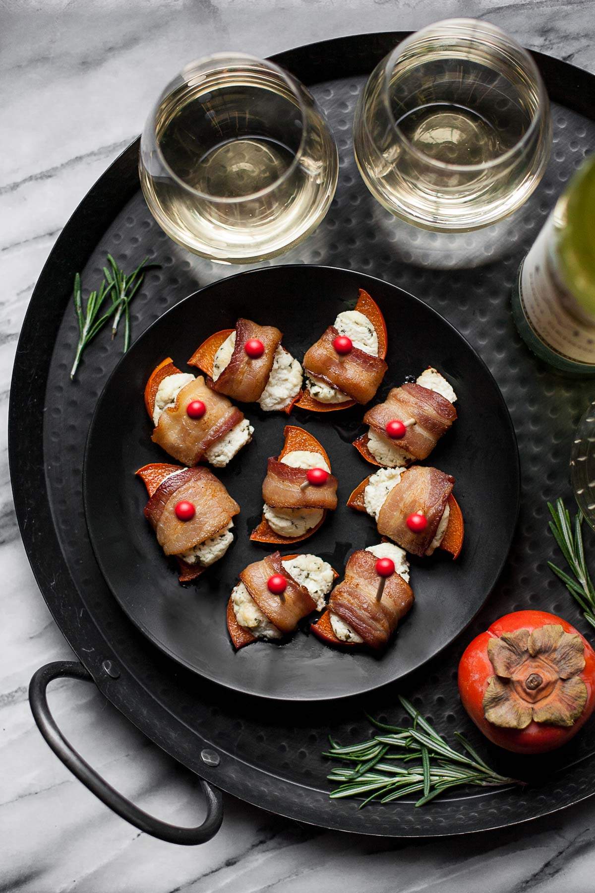 Bocaditos de tocino con queso de cabra al romero