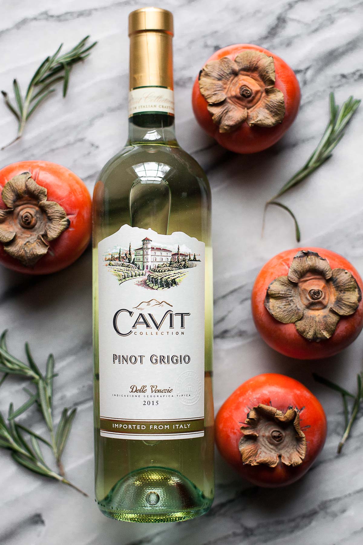 Cavit Pinot Grigio combina bien con las mordeduras de tocino con caqui y el queso de cabra al romero