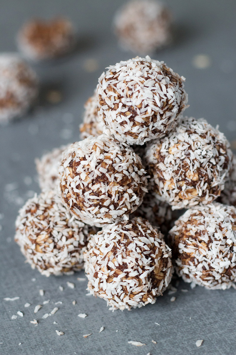 Estas bolas de coco suecas de chocolate son perfectas para los días de descanso. ¡No están horneados y requieren solo 15 minutos para hacerlos! | cocinartheglobe.com