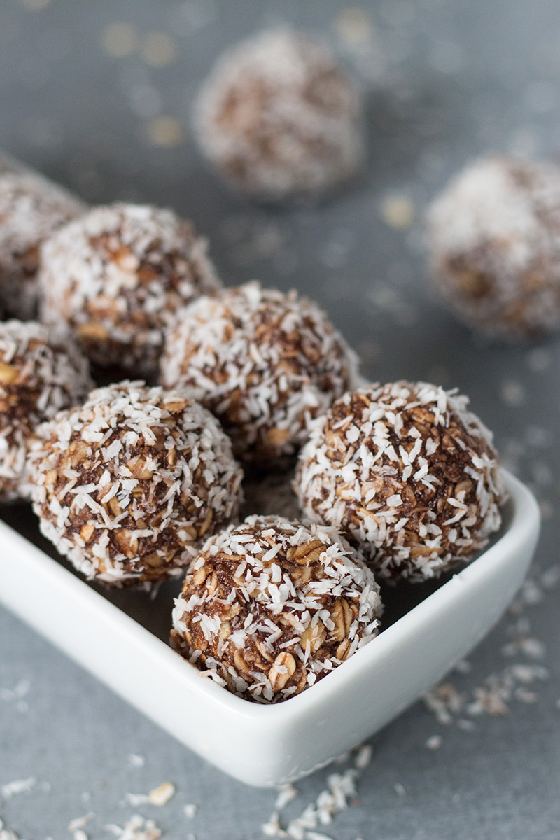 Estas bolas de coco suecas de chocolate son perfectas para los días de descanso. ¡No están horneados y requieren solo 15 minutos para hacerlos! | cocinartheglobe.com