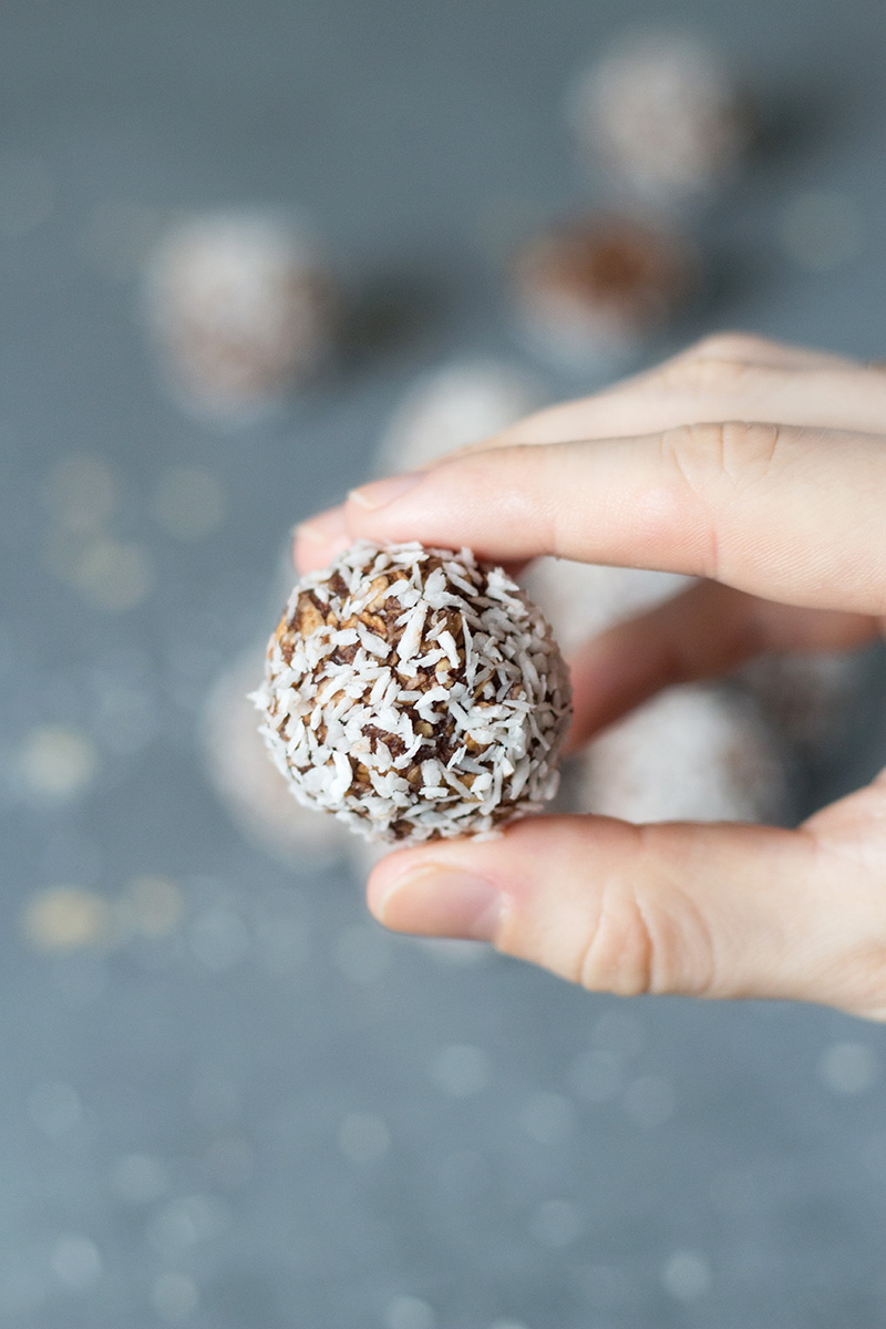 Estas bolas de coco suecas de chocolate son perfectas para los días de descanso. ¡No están horneados y requieren solo 15 minutos para hacerlos! | cocinartheglobe.com