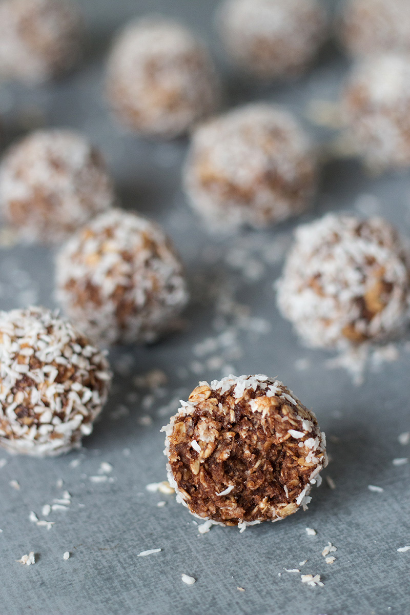 Estas bolas de coco suecas de chocolate son perfectas para los días de descanso. ¡No están horneados y requieren solo 15 minutos para hacerlos! | cocinartheglobe.com