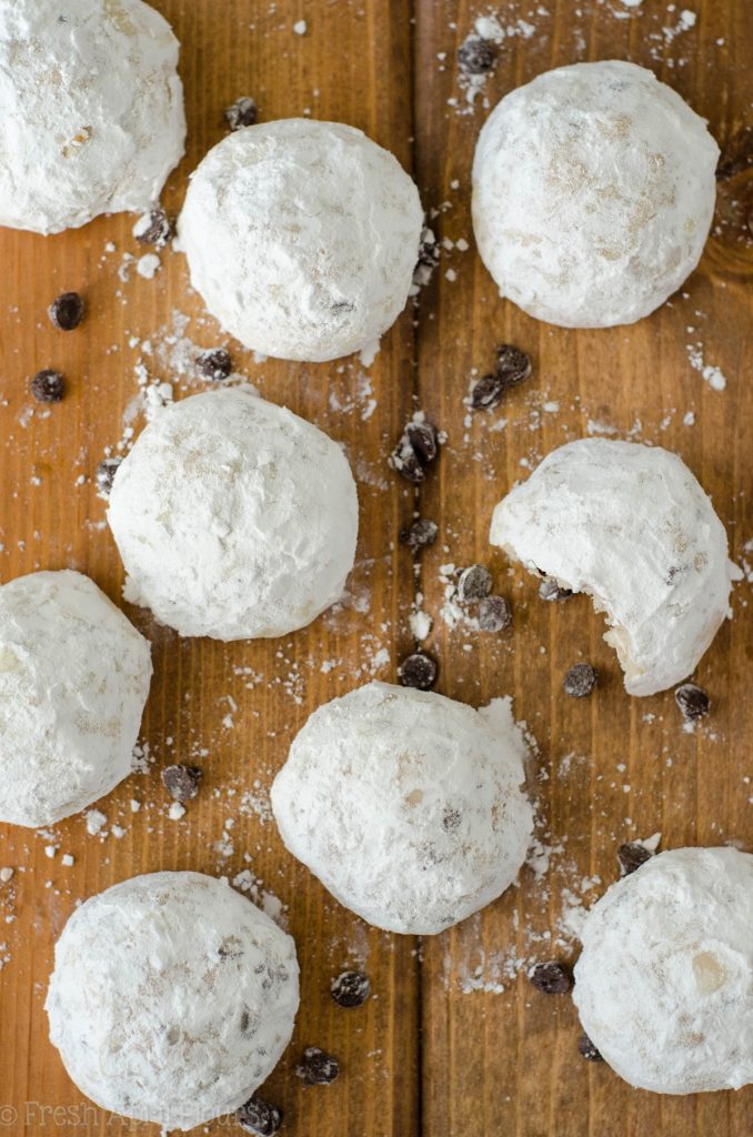 Bolas de nieve con chispas de chocolate: galletas de mantequilla de mantequilla, de fusión en la boca, rellenas de mini chips de chocolate y enrolladas en azúcar en polvo.