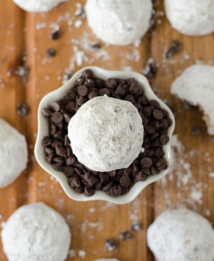 Bolas de nieve con chispas de chocolate: galletas de mantequilla de mantequilla, de fusión en la boca, rellenas de mini chips de chocolate y enrolladas en azúcar en polvo.