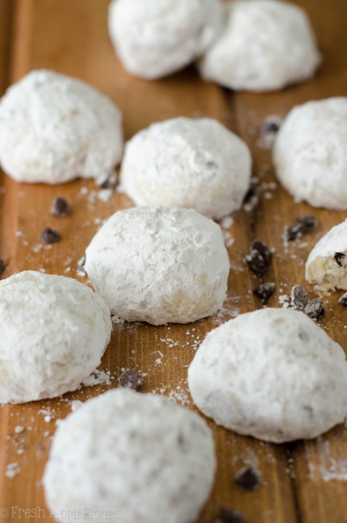 Bolas de nieve con chispas de chocolate: galletas de mantequilla de mantequilla, de fusión en la boca, rellenas de mini chips de chocolate y enrolladas en azúcar en polvo.