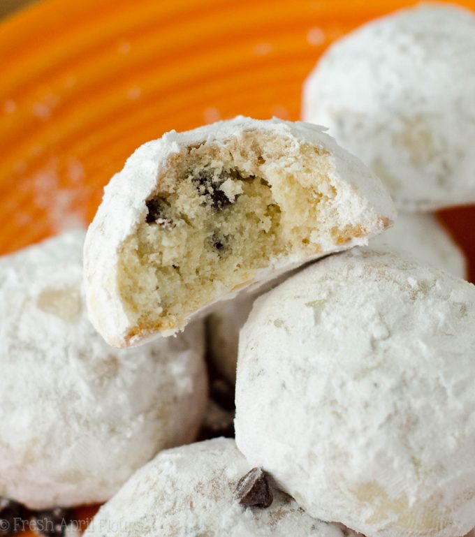 Bolas de nieve con chispas de chocolate: galletas de mantequilla de mantequilla, de fusión en la boca, rellenas de mini chips de chocolate y enrolladas en azúcar en polvo.