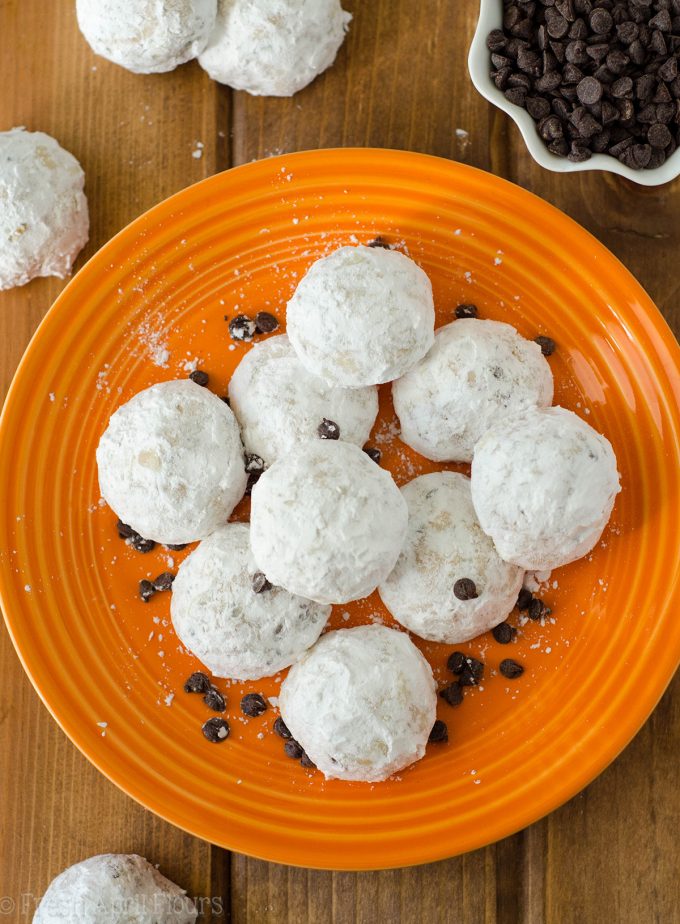 Bolas de nieve con chispas de chocolate: galletas de mantequilla de mantequilla, de fusión en la boca, rellenas de mini chips de chocolate y enrolladas en azúcar en polvo.