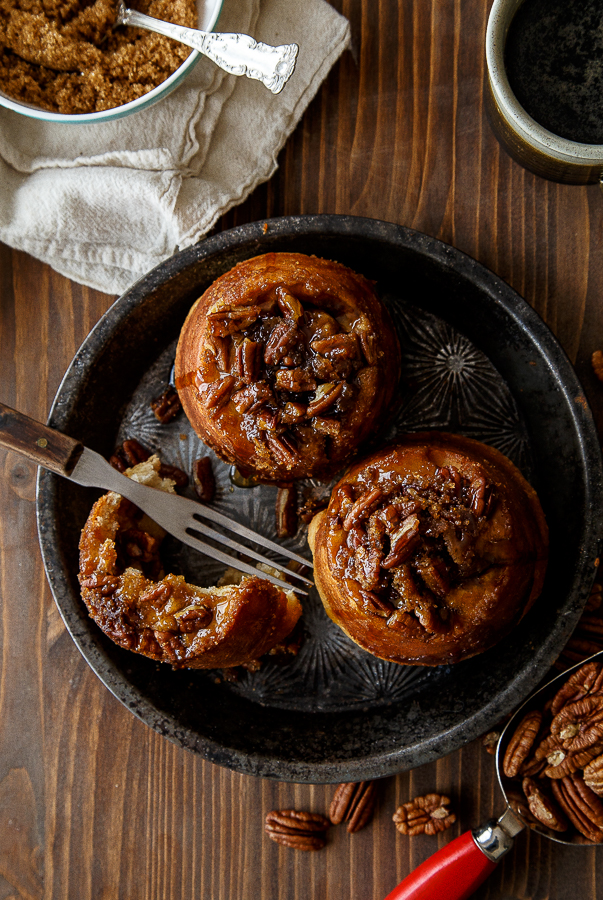 A small lote (4) de panecillos de pecan pegajosos @dessertfortwo 