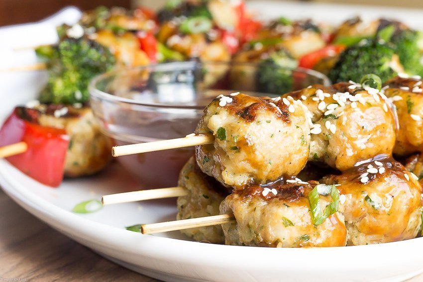 Sirve estos deliciosos pinchos de albóndigas de pollo Teriyaki la próxima vez que se reúna con amigos; Estos pinchos fáciles son perfectos para la parrilla.