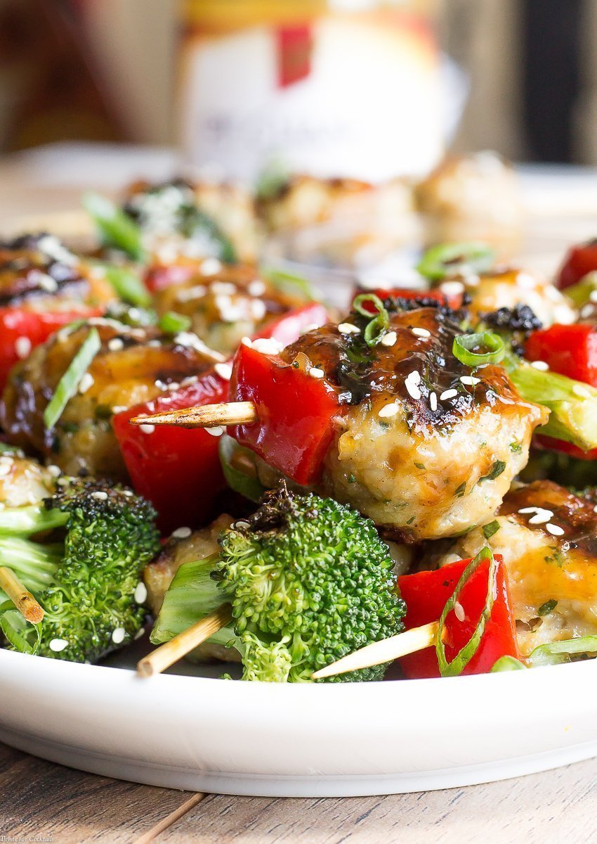 Sirve estos deliciosos pinchos de albóndigas de pollo Teriyaki la próxima vez que se reúna con amigos; Estos pinchos fáciles son perfectos para la parrilla.