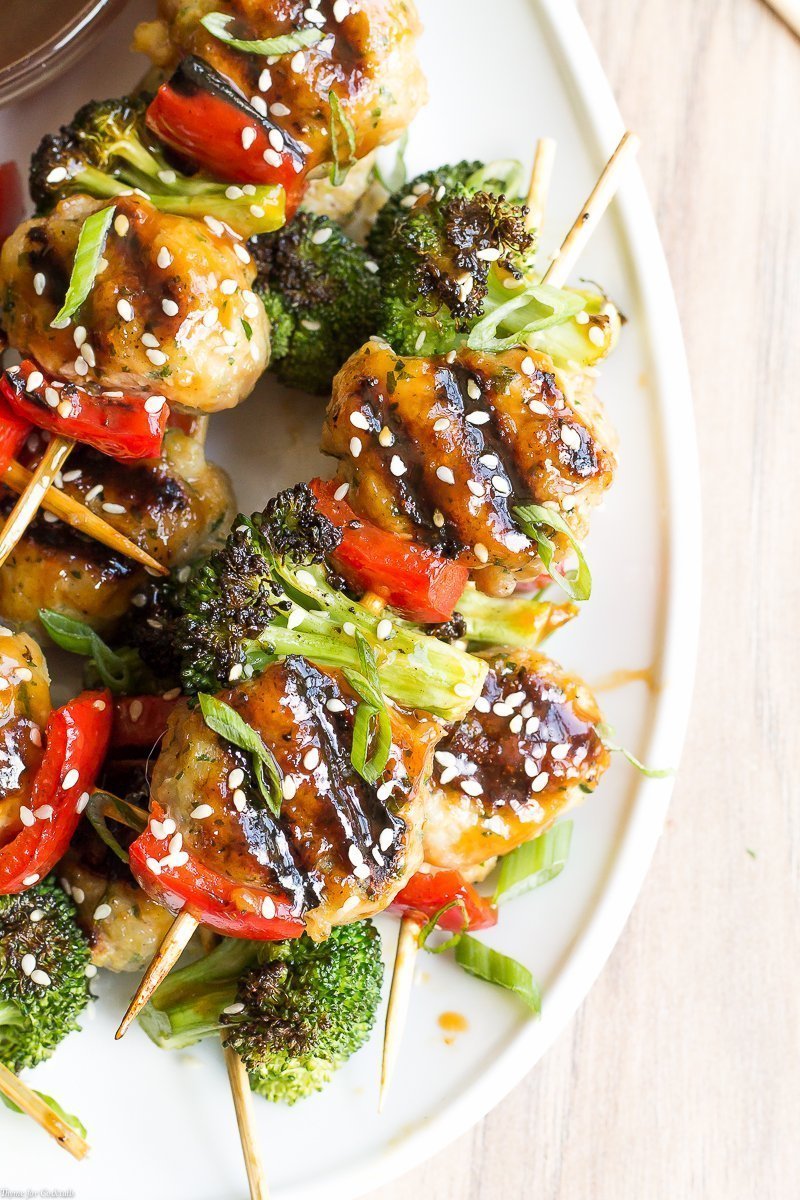 Sirve estos deliciosos pinchos de albóndigas de pollo Teriyaki la próxima vez que se reúna con amigos; Estos pinchos fáciles son perfectos para la parrilla.