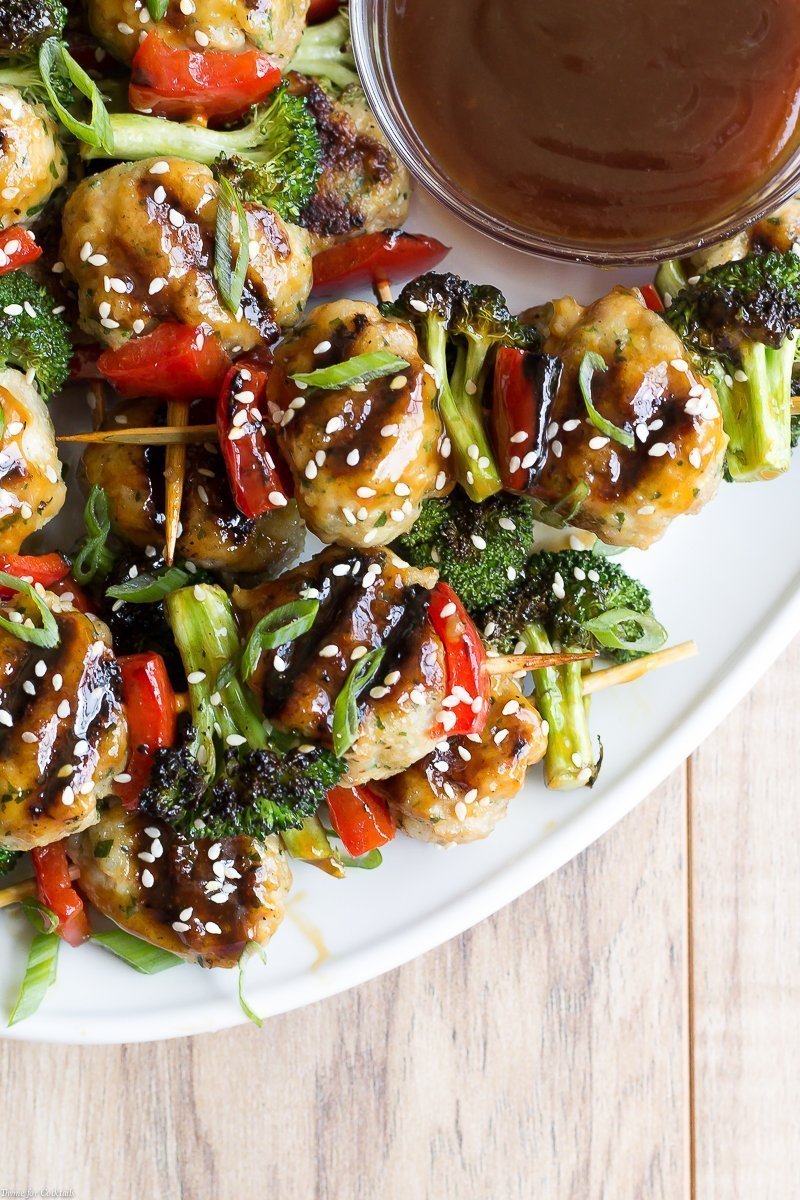 Sirve estos deliciosos pinchos de albóndigas de pollo Teriyaki la próxima vez que se reúna con amigos; Estos pinchos fáciles son perfectos para la parrilla.