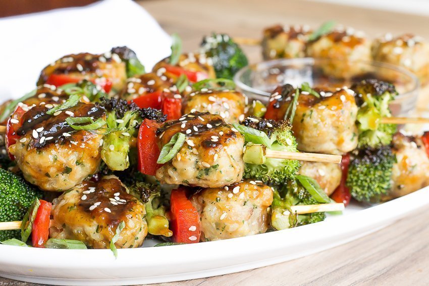 Sirve estos deliciosos pinchos de albóndigas de pollo Teriyaki la próxima vez que se reúna con amigos; Estos pinchos fáciles son perfectos para la parrilla.