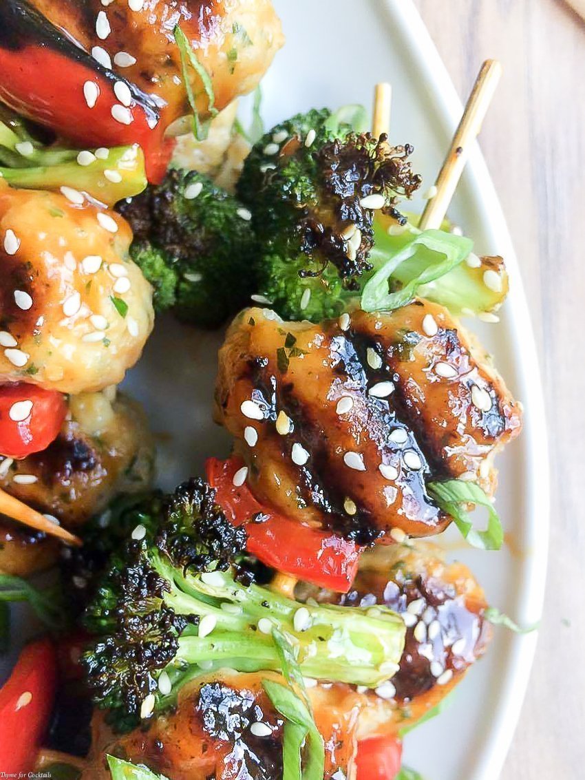 Sirve estos deliciosos pinchos de albóndigas de pollo Teriyaki la próxima vez que se reúna con amigos; Estos pinchos fáciles son perfectos para la parrilla.
