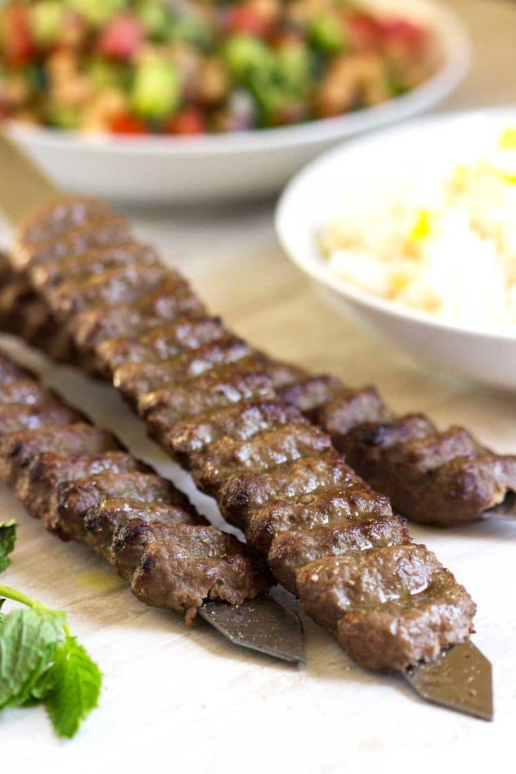  Estas brochetas de ternera y cordero a la parrilla se juntan rápidamente, se hacen con carne molida de res y cordero, cebolla rallada y especias. El zumajo de limón o tierra las remata para obtener un auténtico sabor persa. www.keviniscooking.com 