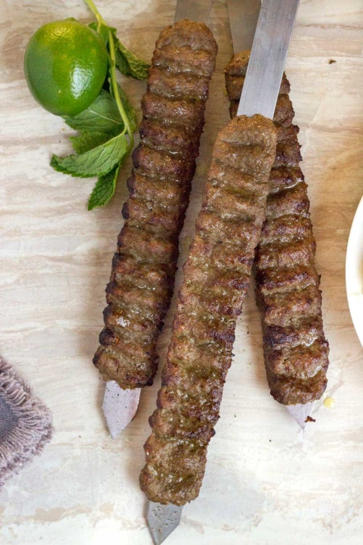  Estas brochetas de ternera y cordero a la parrilla se juntan rápidamente, se hacen con carne molida de res y cordero, cebolla rallada y especias. El zumajo de limón o tierra las remata para obtener un auténtico sabor persa. www.keviniscooking.com 