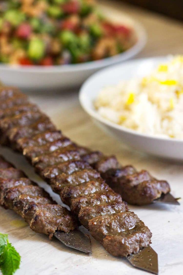  Estas brochetas de ternera y cordero a la parrilla se juntan rápidamente, se hacen con carne molida de res y cordero, cebolla rallada y especias. El zumajo de limón o tierra las remata para obtener un auténtico sabor persa. www.keviniscooking.com 