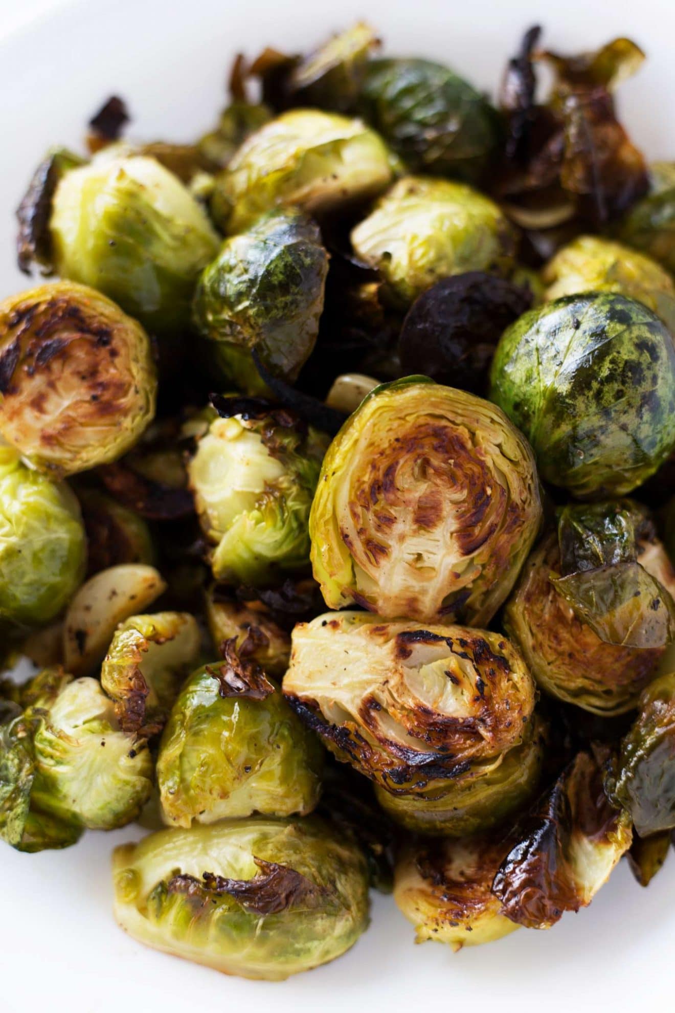 Brotes De Bruselas Asados Fácil Con Limón Y Ajo | ¡Estas coles de Bruselas con limón y ajo son tan simples que son ridículas! El sabor del limón fuerte con el crujiente de las coles de Bruselas asadas es nada menos que la perfección.