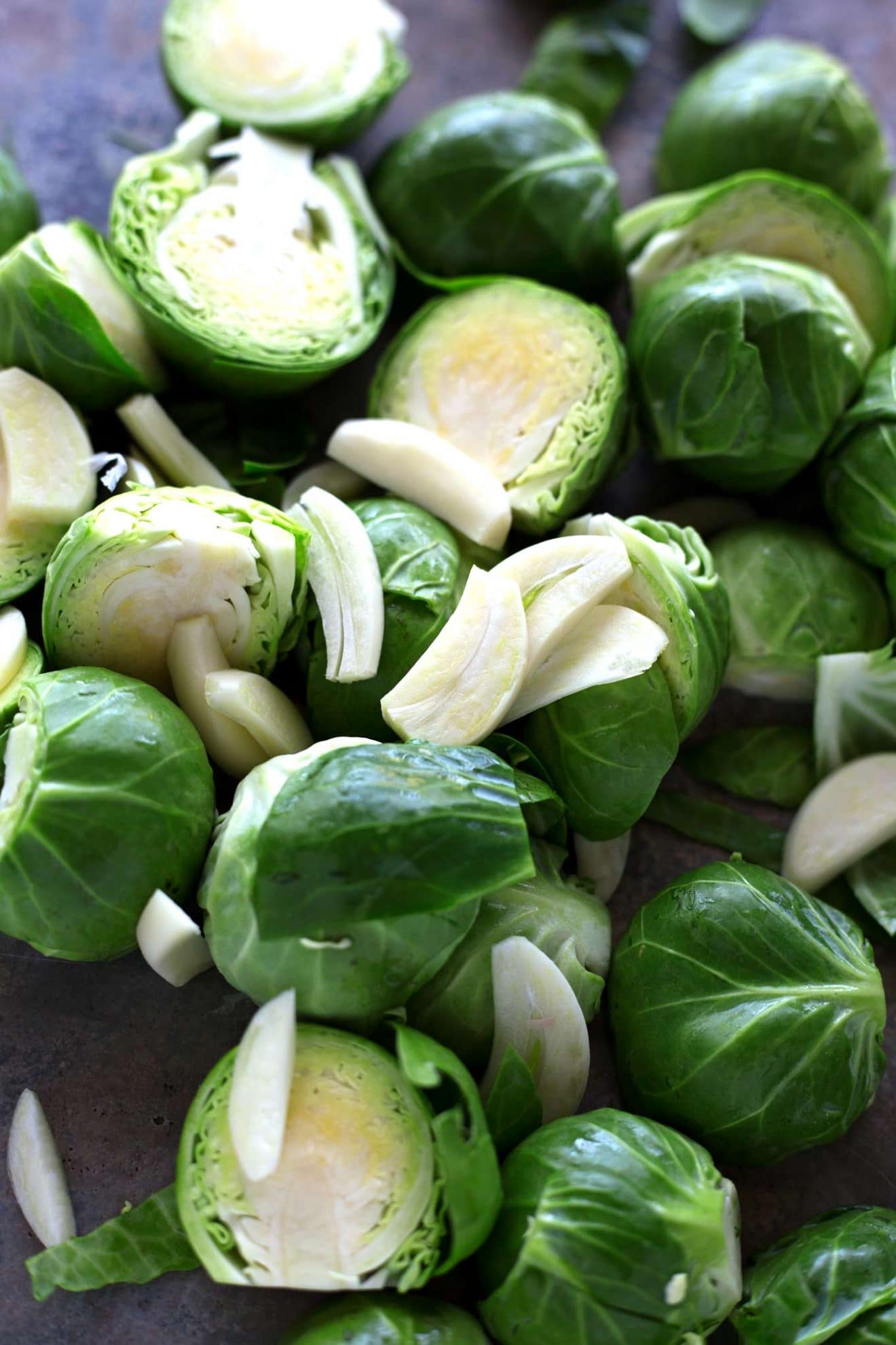 Brotes De Bruselas Asados ​​Fácil Con Limón Y Ajo | ¡Estas coles de Bruselas con limón y ajo son tan simples que son ridículas! El sabor del limón fuerte con el crujiente de las coles de Bruselas asadas es nada menos que la perfección. 