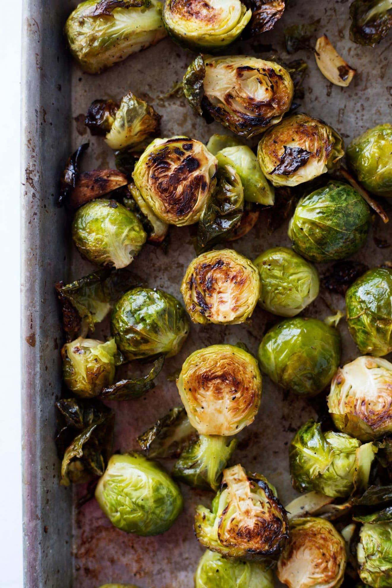 Brotes De Bruselas Asados Fácil Con Limón Y Ajo | ¡Estas coles de Bruselas con limón y ajo son tan simples que son ridículas! El sabor del limón fuerte con el crujiente de las coles de Bruselas asadas es nada menos que la perfección.