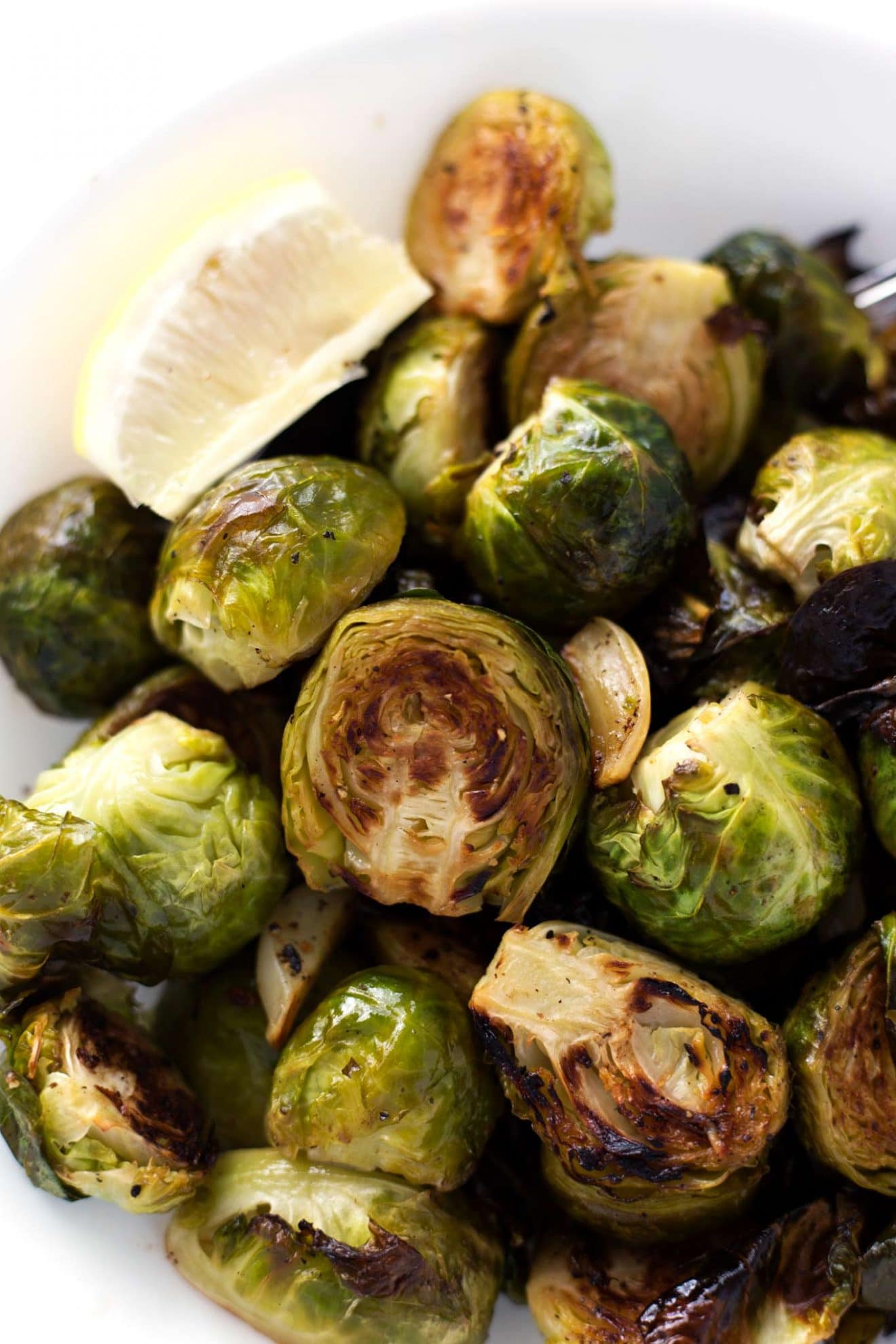 Brotes De Bruselas Asados Fácil Con Limón Y Ajo | ¡Estas coles de Bruselas con limón y ajo son tan simples que son ridículas! El sabor del limón fuerte con el crujiente de las coles de Bruselas asadas es nada menos que la perfección.