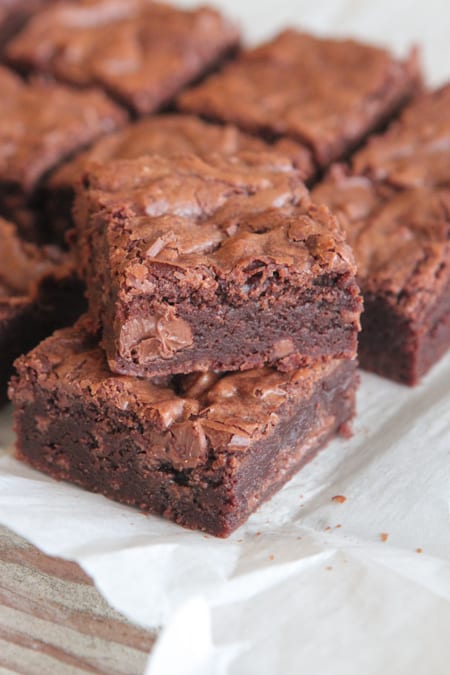Brownies de trozos de chocolate de un tazón