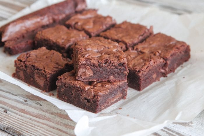 Brownies de trozos de chocolate de un tazón
