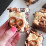 Brownies De Chocolate Del Pretzel Del Pedazo
