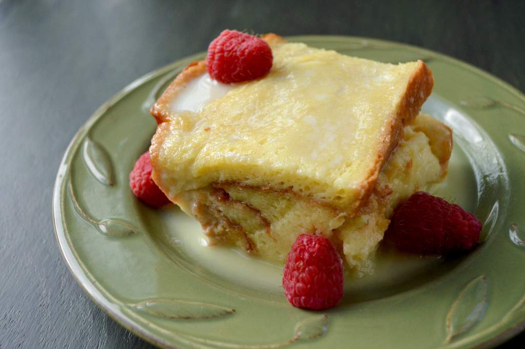 BudĂn de pan con chocolate blanco y frambuesas