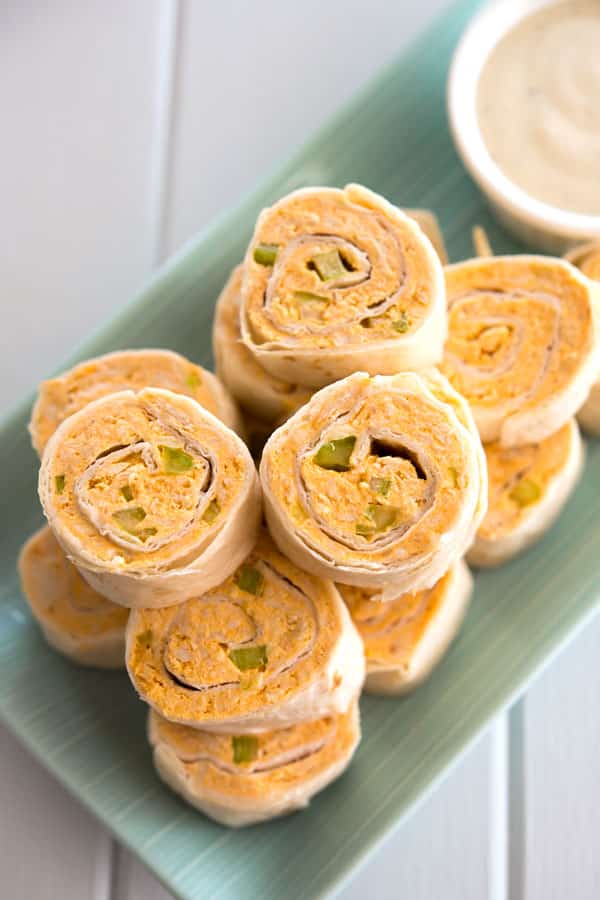 Vista superior de la placa azul apilada con una docena de molinillos de pollo de búfalo