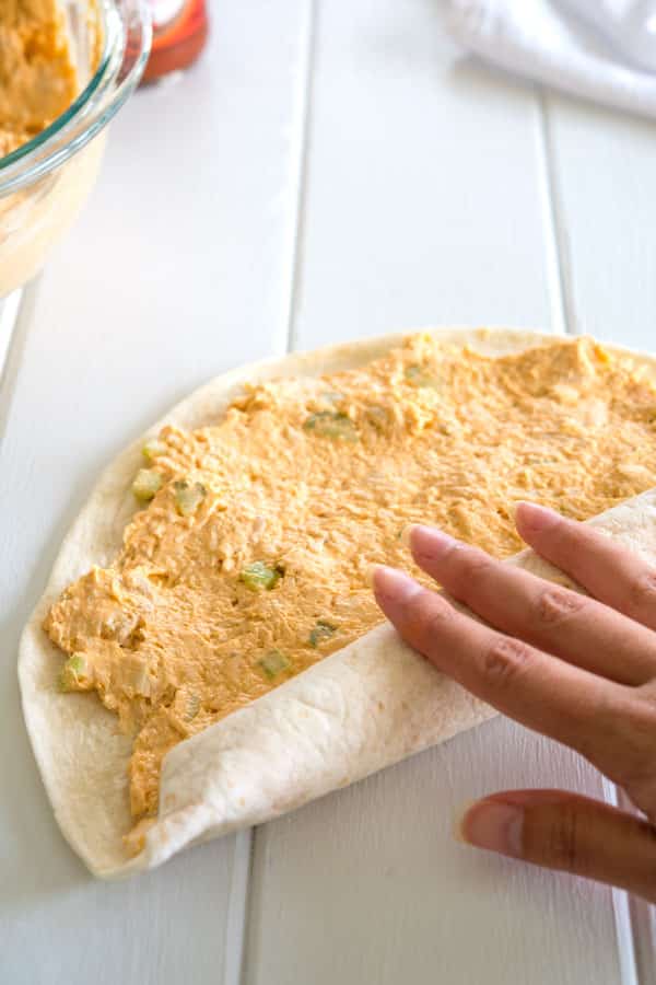 Relleno de pollo de búfalo (queso crema, pollo, salsa picante) que se enrolla en tortillas